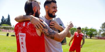 La foto del día en Instituto. El abrazo de Ezequiel Parnisari y el Emanuel Bilbao.