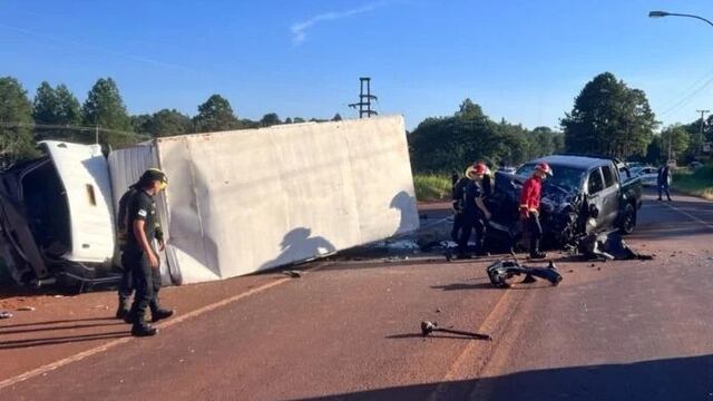 Choque entre un camión y un auto dejó tres heridos en Oberá.