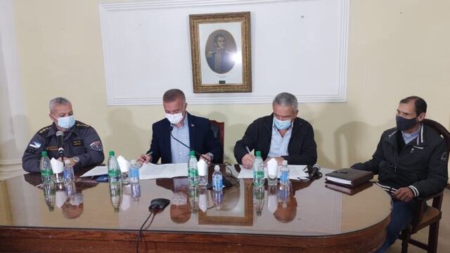 Firman rúbrica para que internos de penales confeccionen muebles de madera.