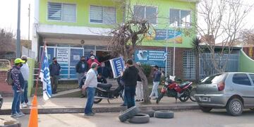 Protesta frente a la cooperativa de aguas de Saldán.