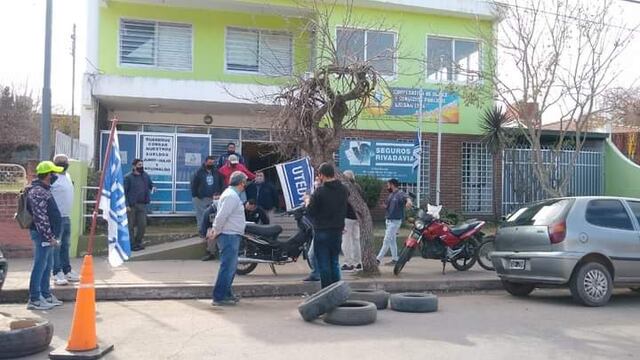 Protesta frente a la cooperativa de aguas de Saldán.