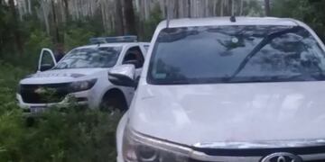 Camioneta robada escondida entre la maleza