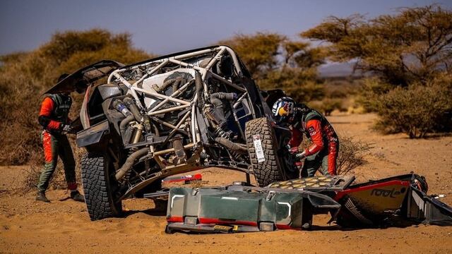 Tras el vuelco en el comienzo de la tercera etapa, Loeb trata de continuar en el Dakar 2025.