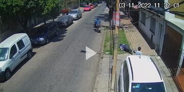 El momento en el que el ladrón huye en su moto, y la mujer quedo tirada en el piso.