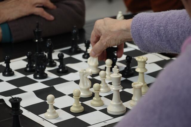 La viceintendenta municipal Julieta Carrazza, el secretario de Desarrollo Humano Juan Ignacio Olano y la responsable del Área de Adultos Mayores Evangelina Carrozzo junto a participantes.