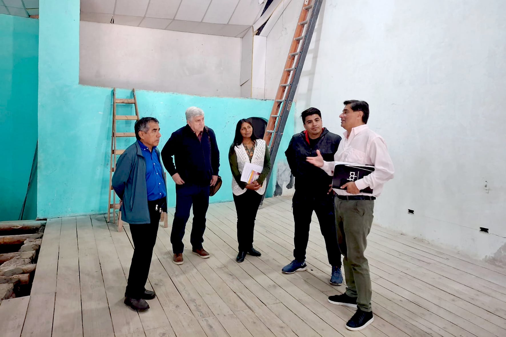 El salón municipal “José de San Martín” de Tilcara será reinaugurado el próximo miércoles en ocasión de realizarse la Fiesta Provincial del Deporte. La intendente local Sonia Pérez, acompañó al presidente del Círculo de Periodistas Deportivos de Jujuy, Daniel Echazú (derecha) y otros directivos de la entidad, en visita a esas instalaciones.