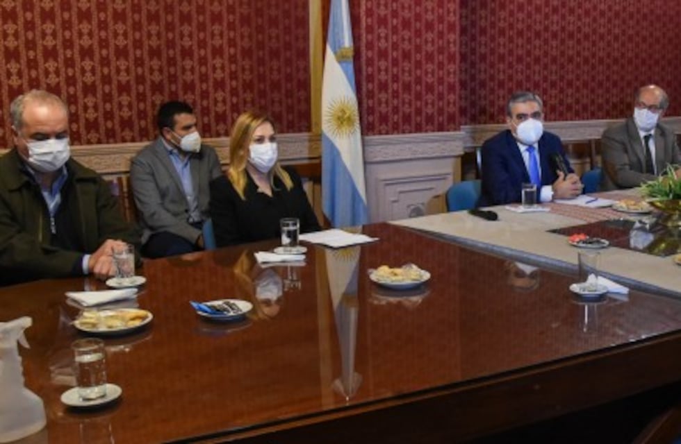 Alfaro anunció una ayuda financiera para bares y restaurantes capitalinos