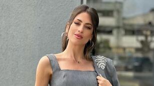 Agustina Casanova modeló con su pancita de embarazada y conquistó la playa en color dorado