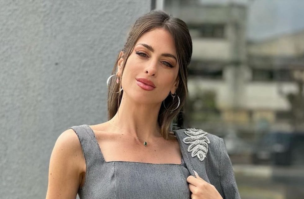 Agustina Casanova modeló con su pancita de embarazada y conquistó la playa en color dorado