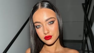 Flor Regidor de Gran Hermano posó frente al espejo con un vestido de noche con un escote al límite de la censura