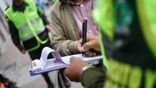 Según el código de Tránsito se permite el uso de una mano sólo en una determinada circunstancia.
