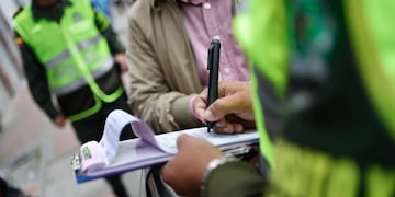 Según el código de Tránsito se permite el uso de una mano sólo en una determinada circunstancia.