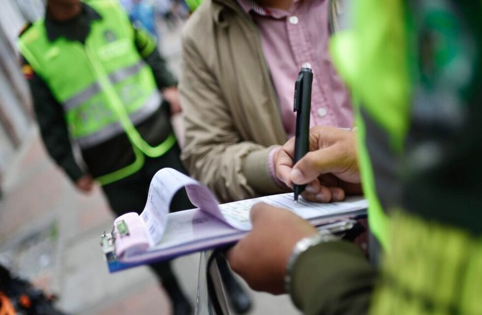 Le hicieron multa por conducir con una mano y se indignó: la aclaración del municipio de Rosario