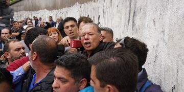 Protesta de colectiveros. El ministro de Seguridad Sergio Berni fue agredido por los manifestantes y debió ser evacuado en un auto blidando. (Maxi Failla / Clarín)