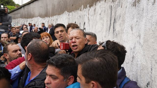 Protesta de colectiveros. El ministro de Seguridad Sergio Berni fue agredido por los manifestantes y debió ser evacuado en un auto blidando. (Maxi Failla / Clarín)