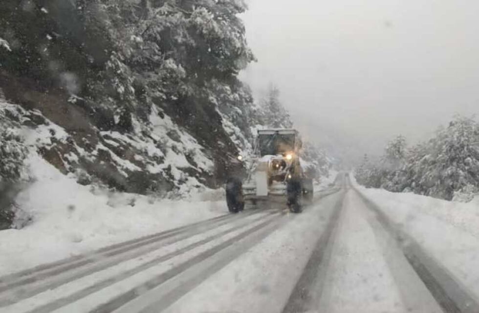 Restringieron el camino de los Siete Lagos en Bariloche por la gran cantidad de hielo y nieve en la calzada