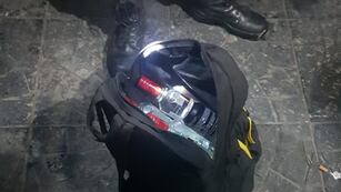 Mochila con bebidas alcohólicas secuestradas