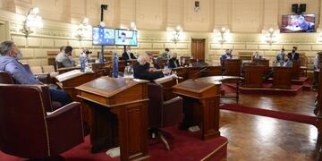 La sesión extraordinaria se reanudó luego del cuarto intermedio dictado el viernes. (Senado de Santa Fe)