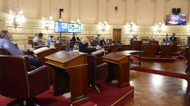 La sesión extraordinaria se reanudó luego del cuarto intermedio dictado el viernes. (Senado de Santa Fe)