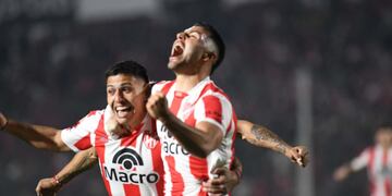 Así se grita un gol. Ignacio Russo lo festeja con Damián Puebla, en la victoria de Instituto.