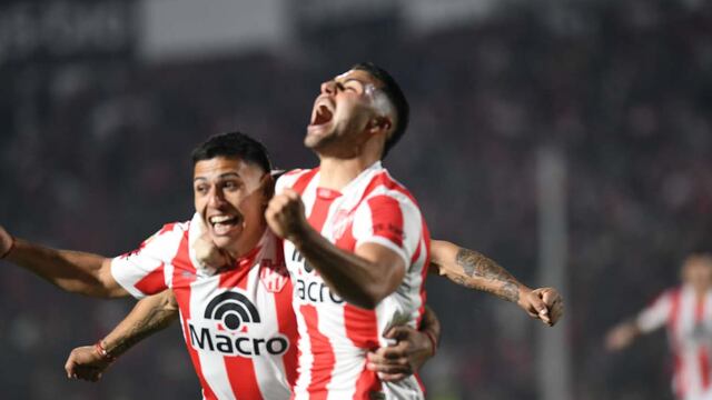 Así se grita un gol. Ignacio Russo lo festeja con Damián Puebla, en la victoria de Instituto.