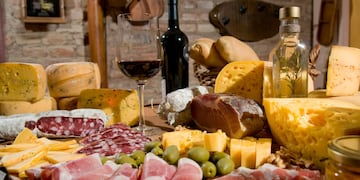 Salames, fiambres, quesos y vinos en un evento cerca de la ciudad de Córdoba.