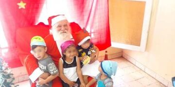 Papá Noel con hijos e hijas de presas.