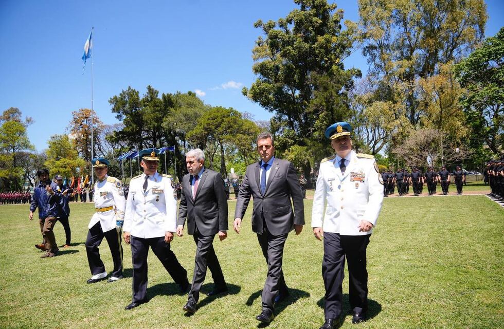 Presente en un acto de la Policía y con guiños a la comunidad LGBT+, Sergio Massa apunta a conquistar votos diversos