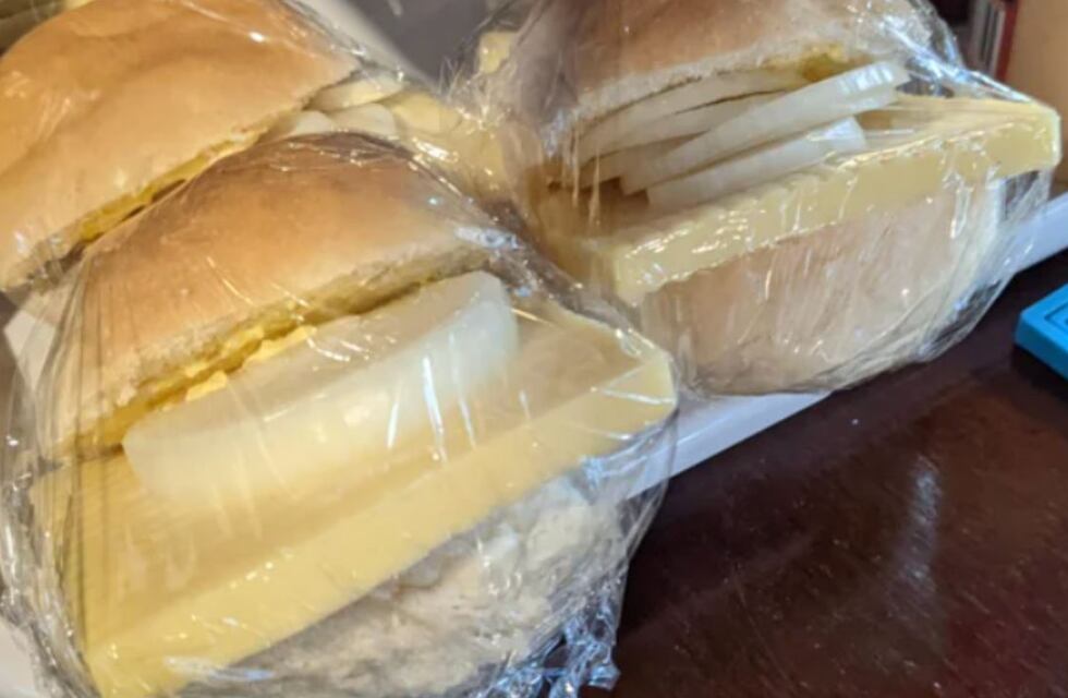 Los sándwiches de queso y cebolla virales por su generosa ración de ingredientes