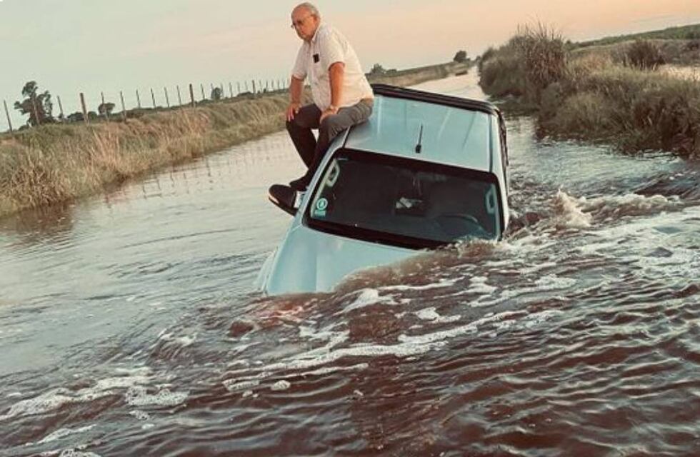 La historia de la foto viral del productor que quedó atrapado por el agua