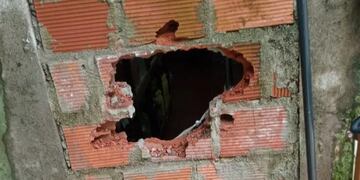 El boquete hecho por el delincuente.