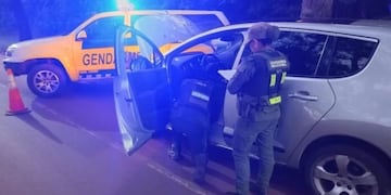 Gendarmería detuvo a dos hombres en Apóstoles e incautó un auto robado.
