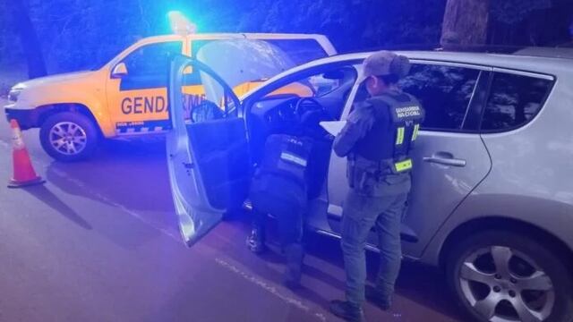 Gendarmería detuvo a dos hombres en Apóstoles e incautó un auto robado.