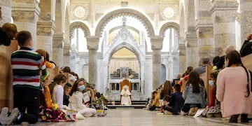 Francisco habló desde el templo colmado de fieles que se acercaron para expresarle su gratitud.
