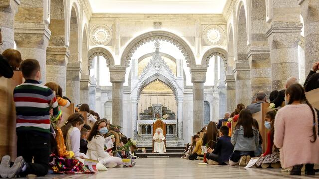 Francisco habló desde el templo colmado de fieles que se acercaron para expresarle su gratitud.