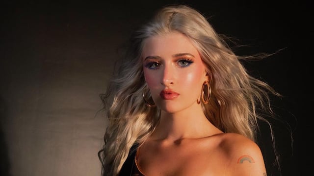 Sami Sheen causa furor en las redes sociales.