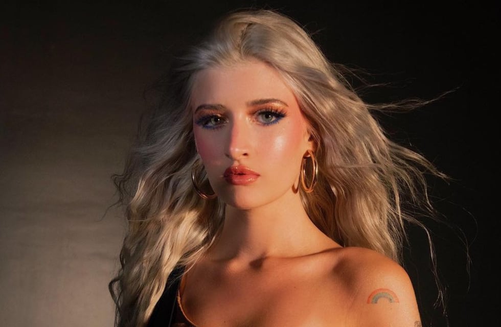 Sobre la cama y de espaldas, la foto con la que Sami, la hija de Charlie Sheen, conquistó Instagram