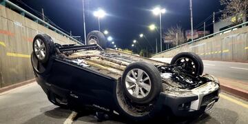 El siniestro ocurrió este lunes por la madrugada, en la Circunvalación, y el vehículo sigue en el lugar. (Twitter @leoguevara80)