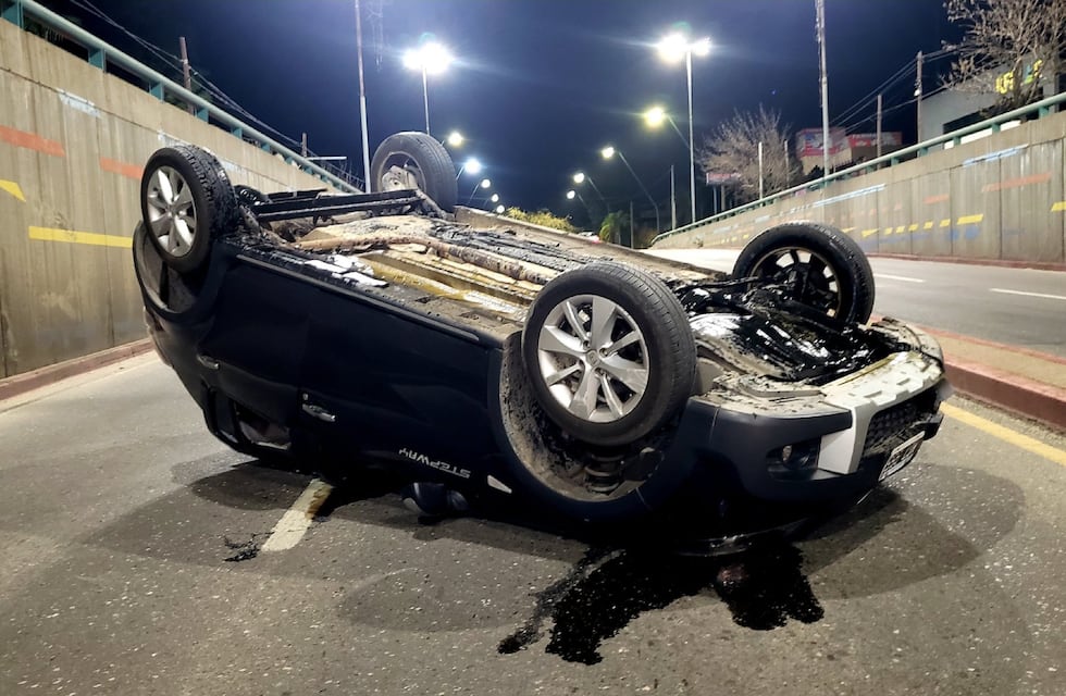 Automovilista volcó en la Circunvalación de Córdoba: un día después, el auto sigue allí