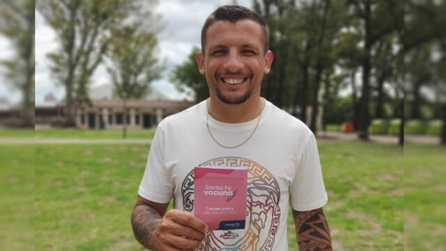 Emiliano Vecchio se vacunó contra el coronavirus en la ex Rural