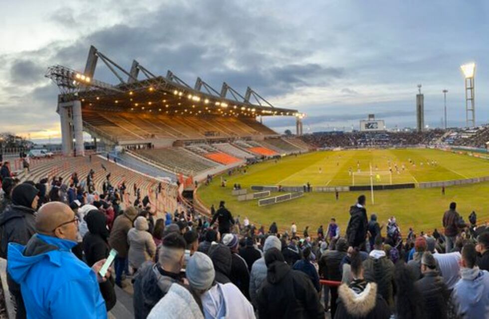 Así festejaron los “neutrales” el triunfo de Belgrano en Mar del Plata: un hincha cayó al foso