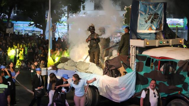 Los carros de los estudiantes le dieron color y alegría a la noche sanrafaelina.