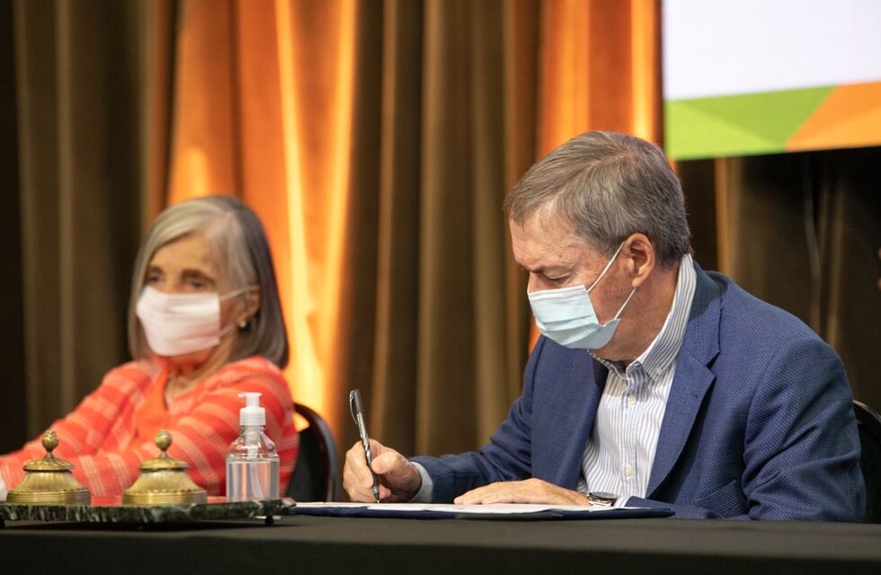 La Provincia firmó un convenio con la UNC para digitalizar actas de nacimiento