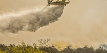 Bomberos combatiendo el fuego en la provincia. (Archivo La Voz)