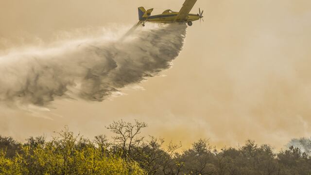 Bomberos combatiendo el fuego en la provincia.  (Archivo La Voz)