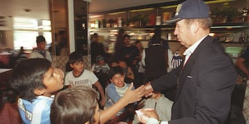 Timoteo Griguol invitó a comer lomitos a más de 20 niños humildes en Salta.