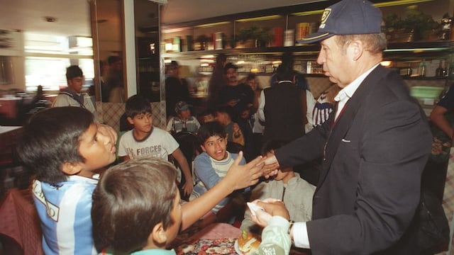 Timoteo Griguol invitó a comer lomitos a más de 20 niños humildes en Salta.
