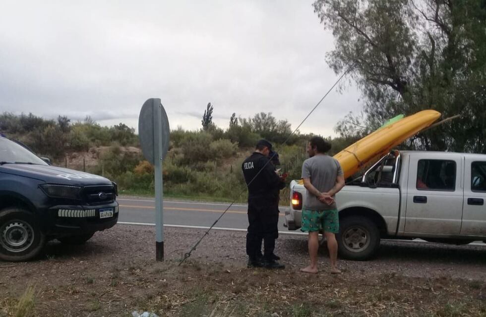 En medio del temporal, turistas bonaerenses se lanzaron en kayak al río Atuel y hubo que salir a rescatarlos