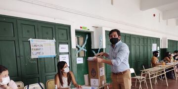 Votó el candidato de Juntos por el Cambio, Martín Arjol, y destacó la participación ciudadana en estas elecciones.