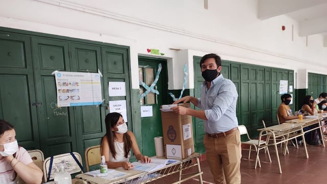 Votó el candidato de Juntos por el Cambio, Martín Arjol, y destacó la participación ciudadana en estas elecciones.